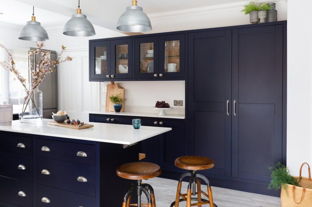 Dark blue kitchen cabinet trend