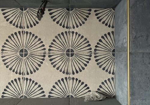 Grout colour patterned tiles