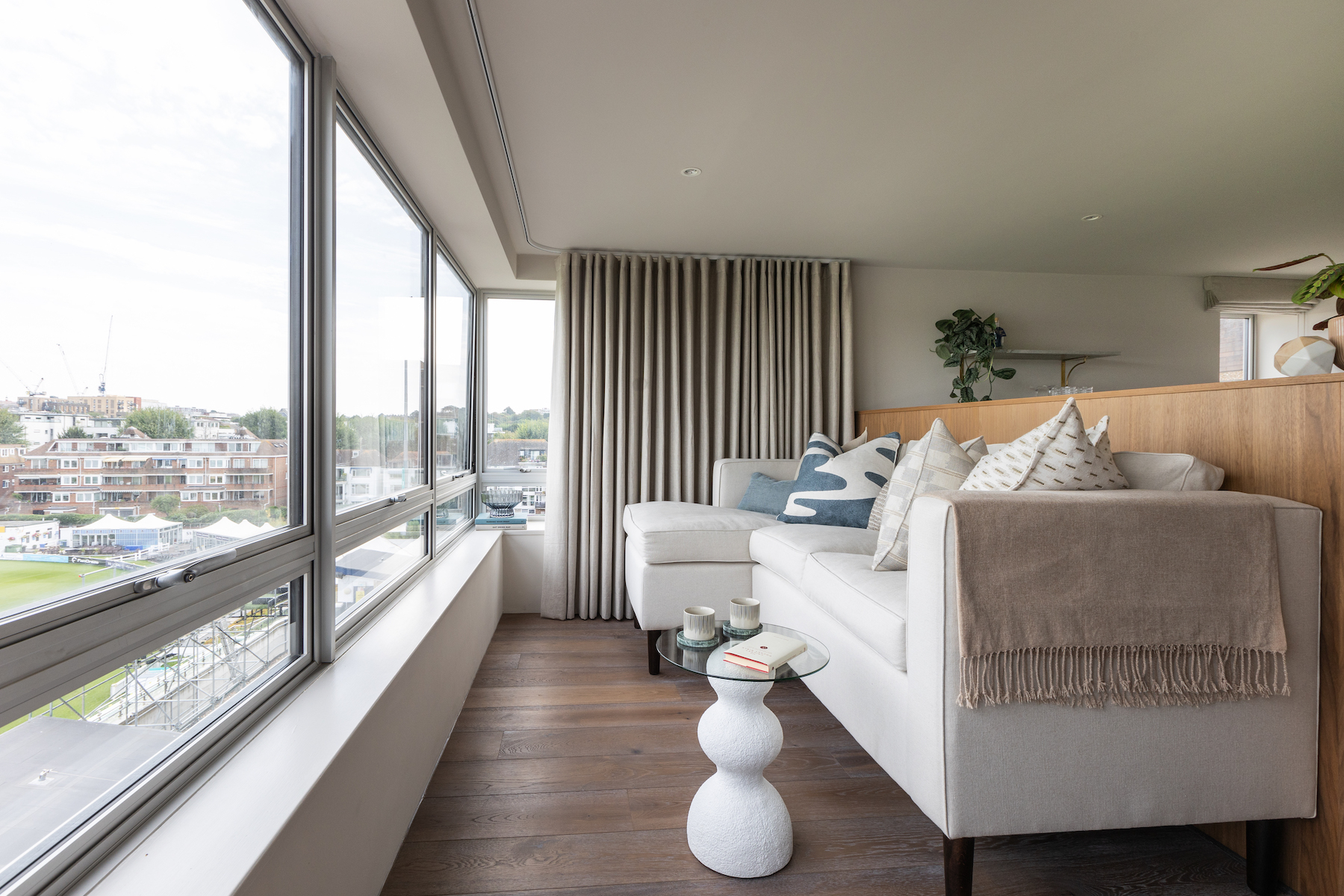 cricket paradise in Sussex hove. raised living room viewing platform for cricket watching