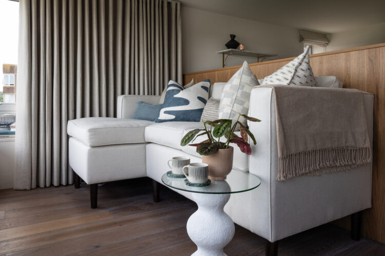 cricket paradise in Sussex hove. raised living room viewing platform for cricket watching