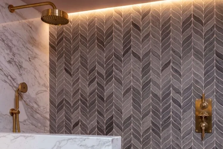 Bathroom with brass fittings, marble walls and decorative tiling