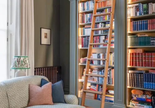 Дизайн интерьера гостиной в таунхаусе в стиле регентства с акцентами красного, желтого, синего, зеленого теплых тонов и высокими потолками